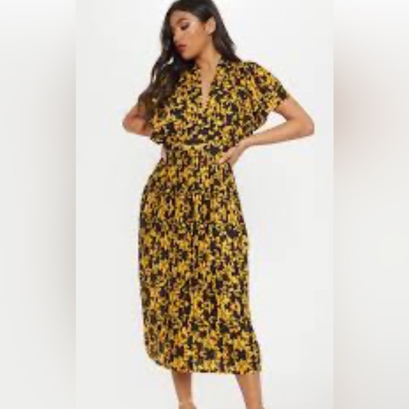 PrettyLittleThing black chain pleated open back midi dress - Picture 3 of 6